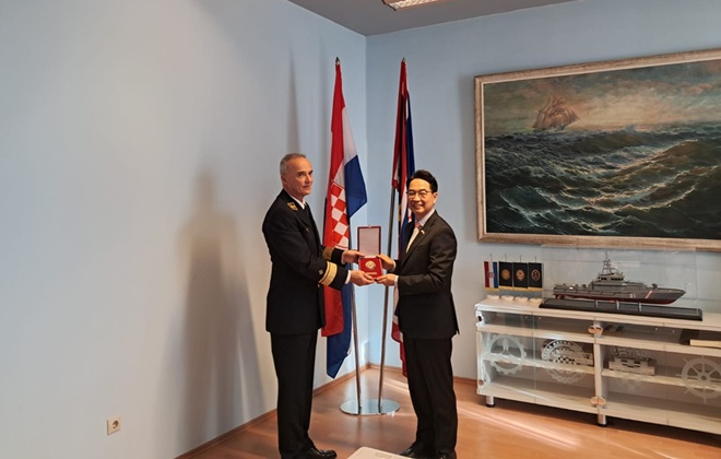 Sastanak veleposlanika sa zapovjednikom Hrvatske ratne mornarice kontraadmiralom Damirom Dojkićem