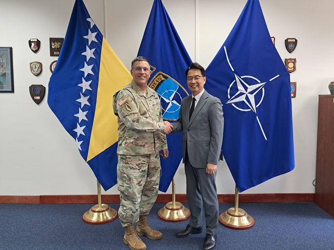 Veleposlanik se sastao s brigadnim generalom Matthewom Valasom, zapovjednikom NATO-a u BiH, i Johnom Ginkelom, otpravnikom poslova Veleposlanstva SAD-a u BiH